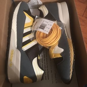 BRAND NEW MENS ADIDAS SIZE: 10
